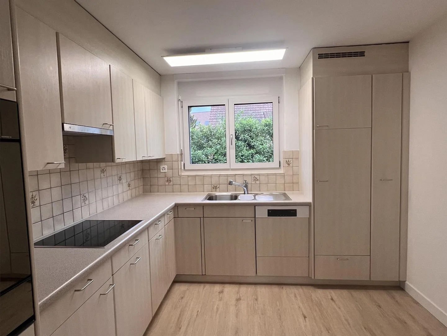Attractive bright 4.5-room apartment with 2 balconies in a quiet location in Dorf - Photo 2 of 8