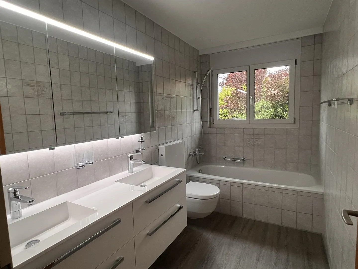 Attractive bright 4.5-room apartment with 2 balconies in a quiet location in Dorf - Photo 3 of 8