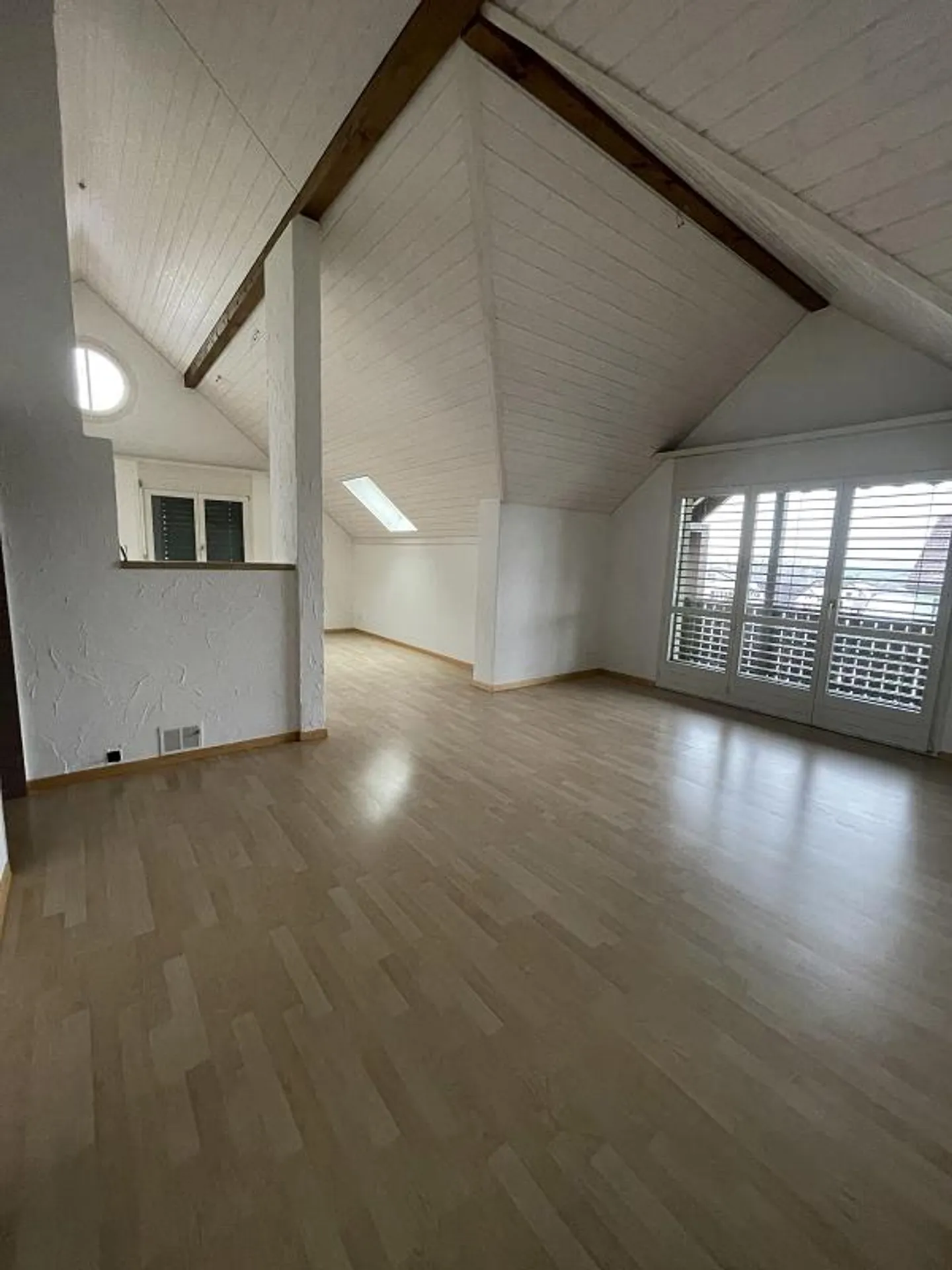 Ampio appartamento attico 4.5 in una posizione tranquilla - Foto 3 di 12