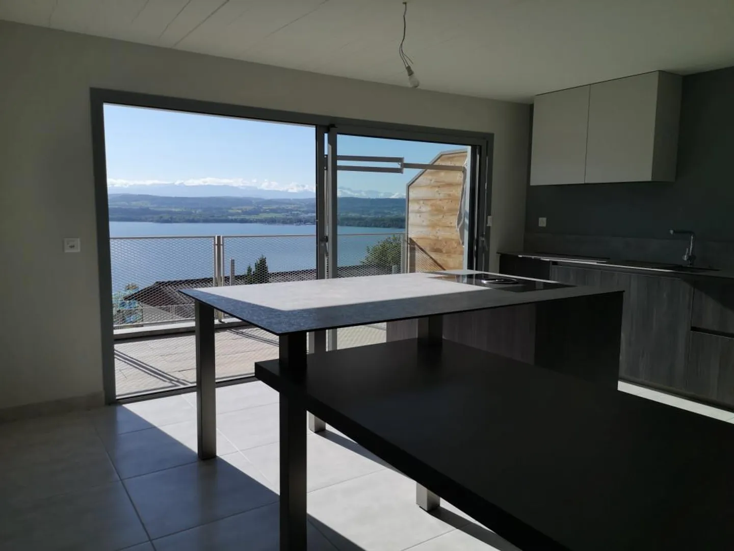 Duplex eccezionale con splendida vista sul Lago di Morat e sulle Alpi - Foto 2 di 13