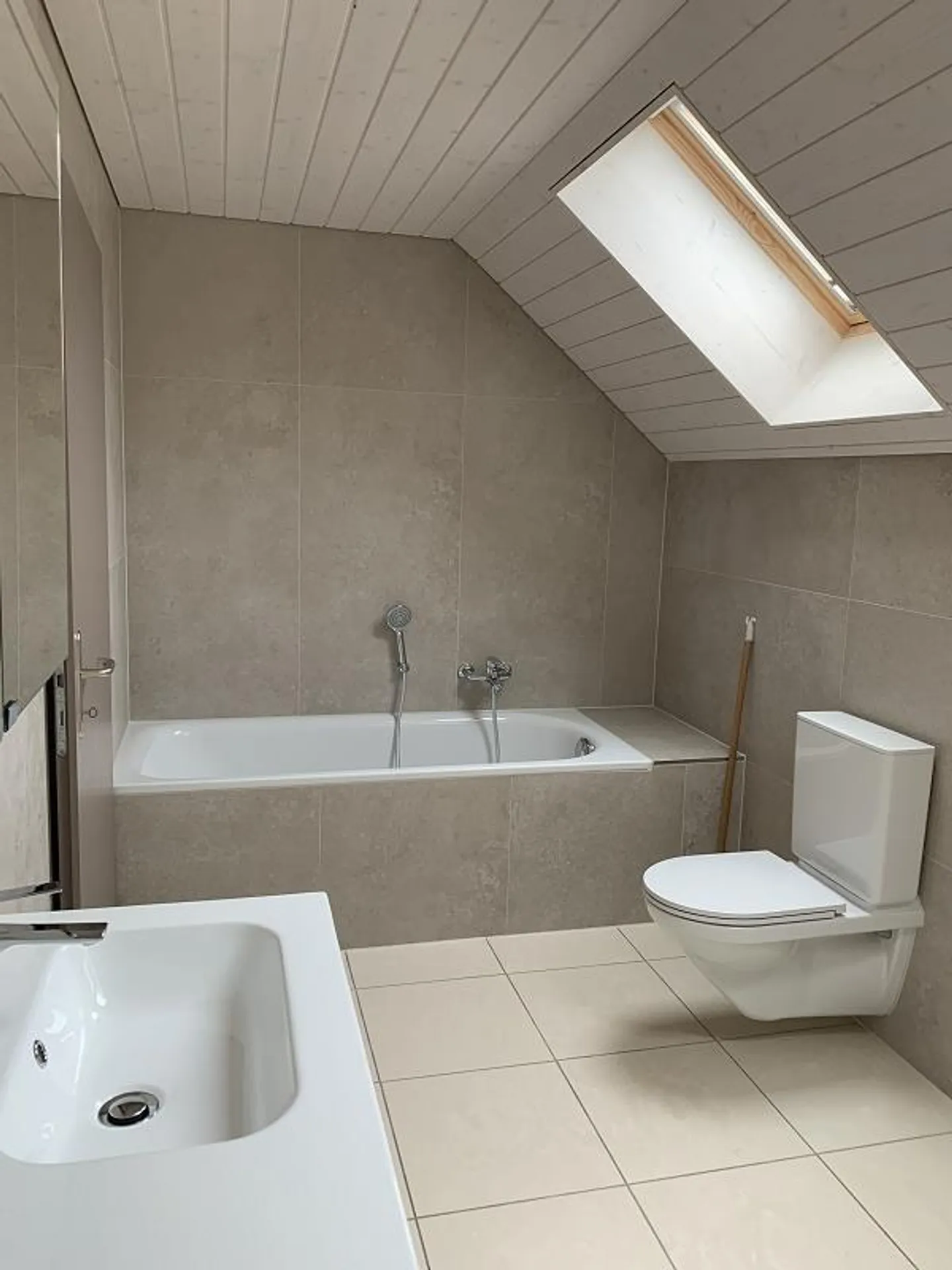 Ampio appartamento attico 4.5 in una posizione tranquilla - Foto 6 di 12