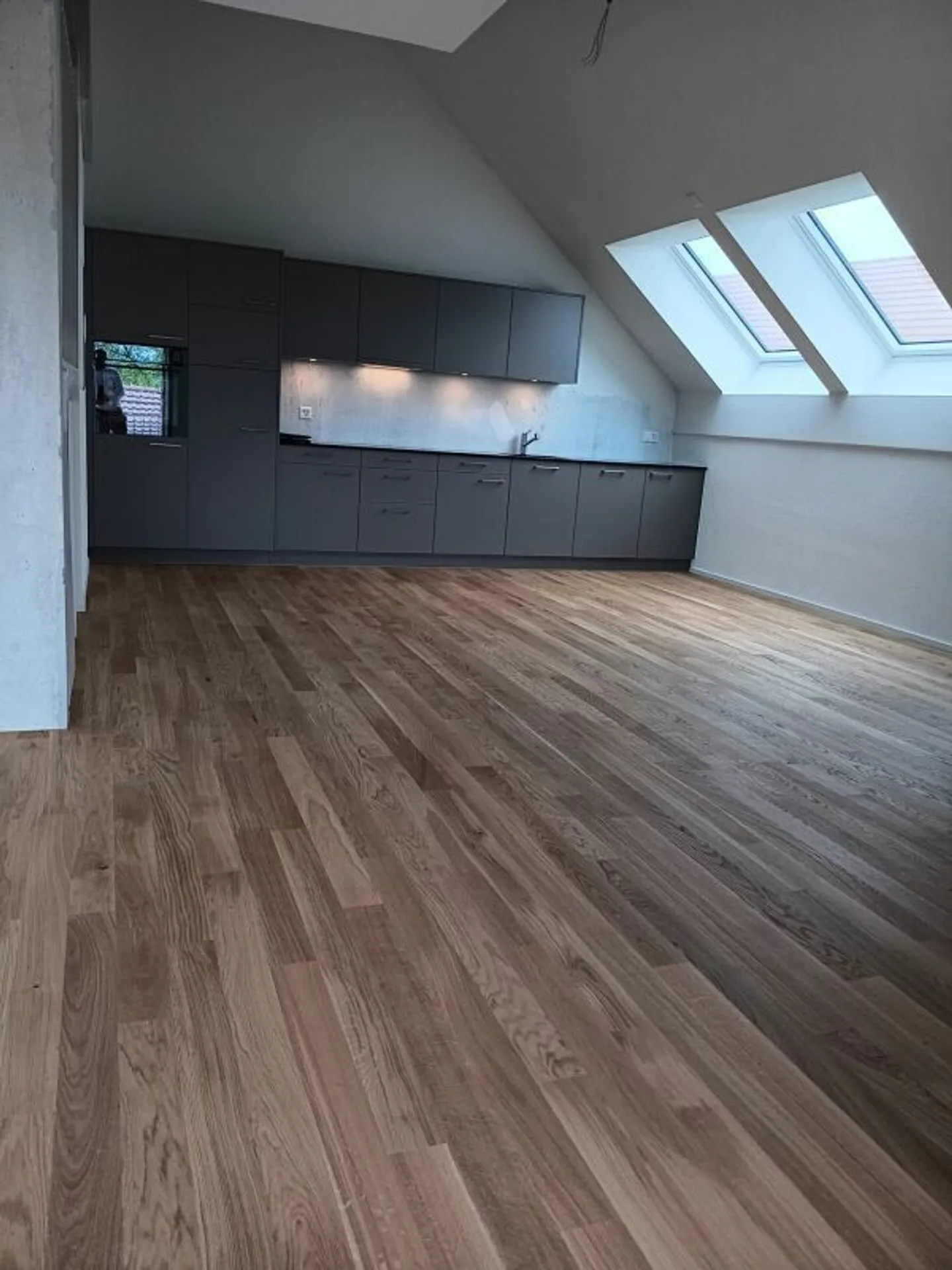 Living and working under one roof in a dreamlike 4.5-room attic apartment with gallery - Photo 3 of 11