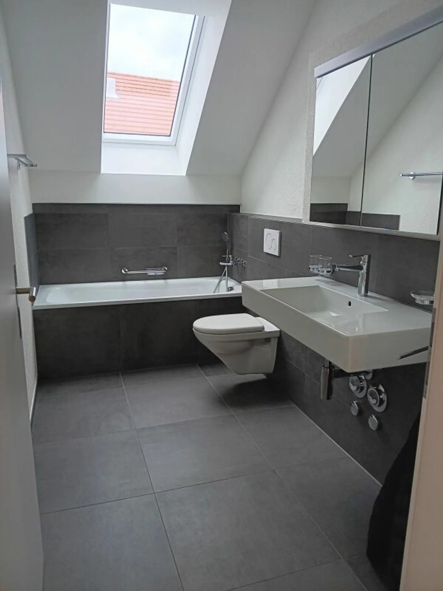Living and working under one roof in a dreamlike 4.5-room attic apartment with gallery - Photo 4 of 11