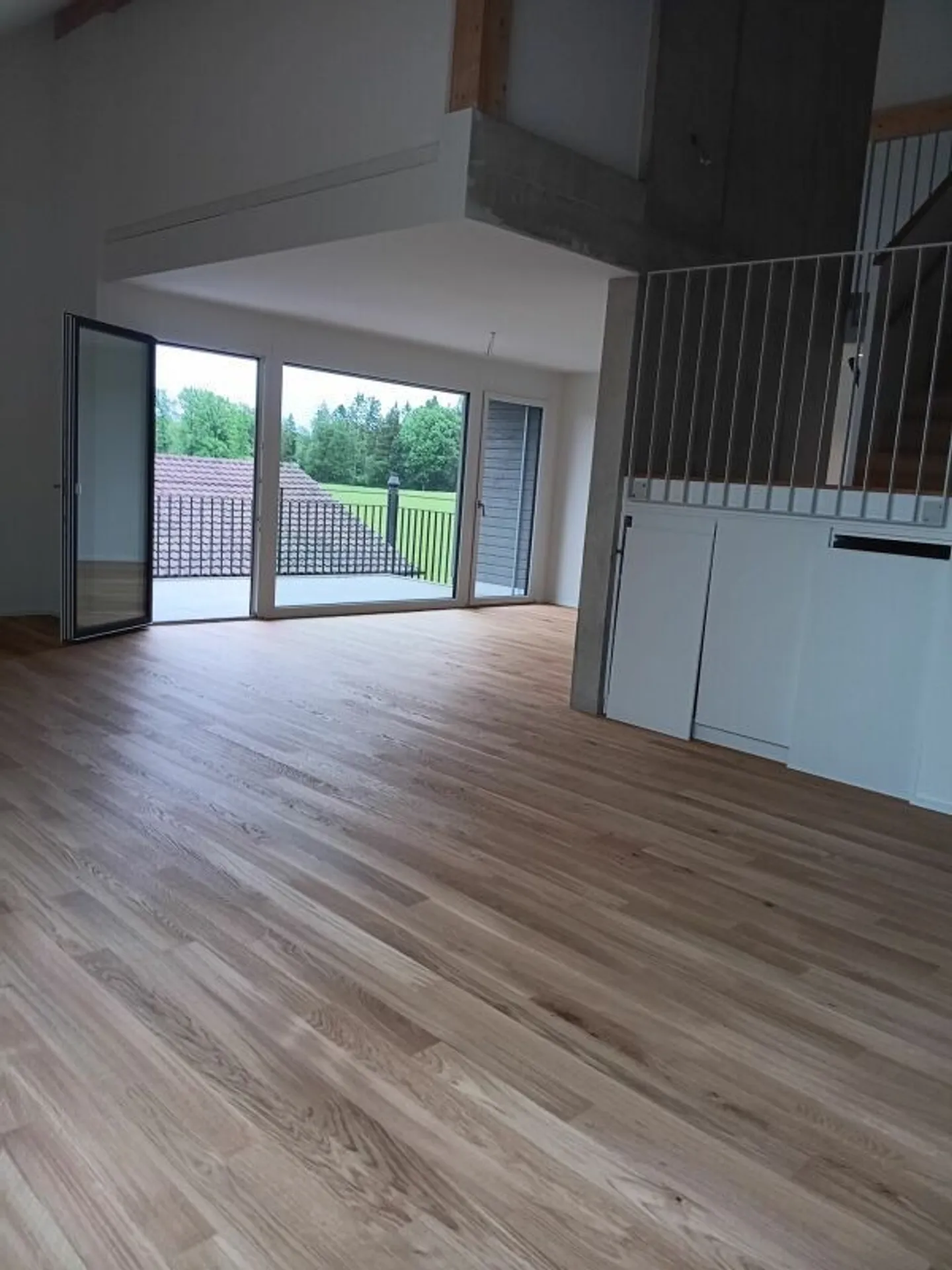 Living and working under one roof in a dreamlike 4.5-room attic apartment with gallery - Photo 5 of 11