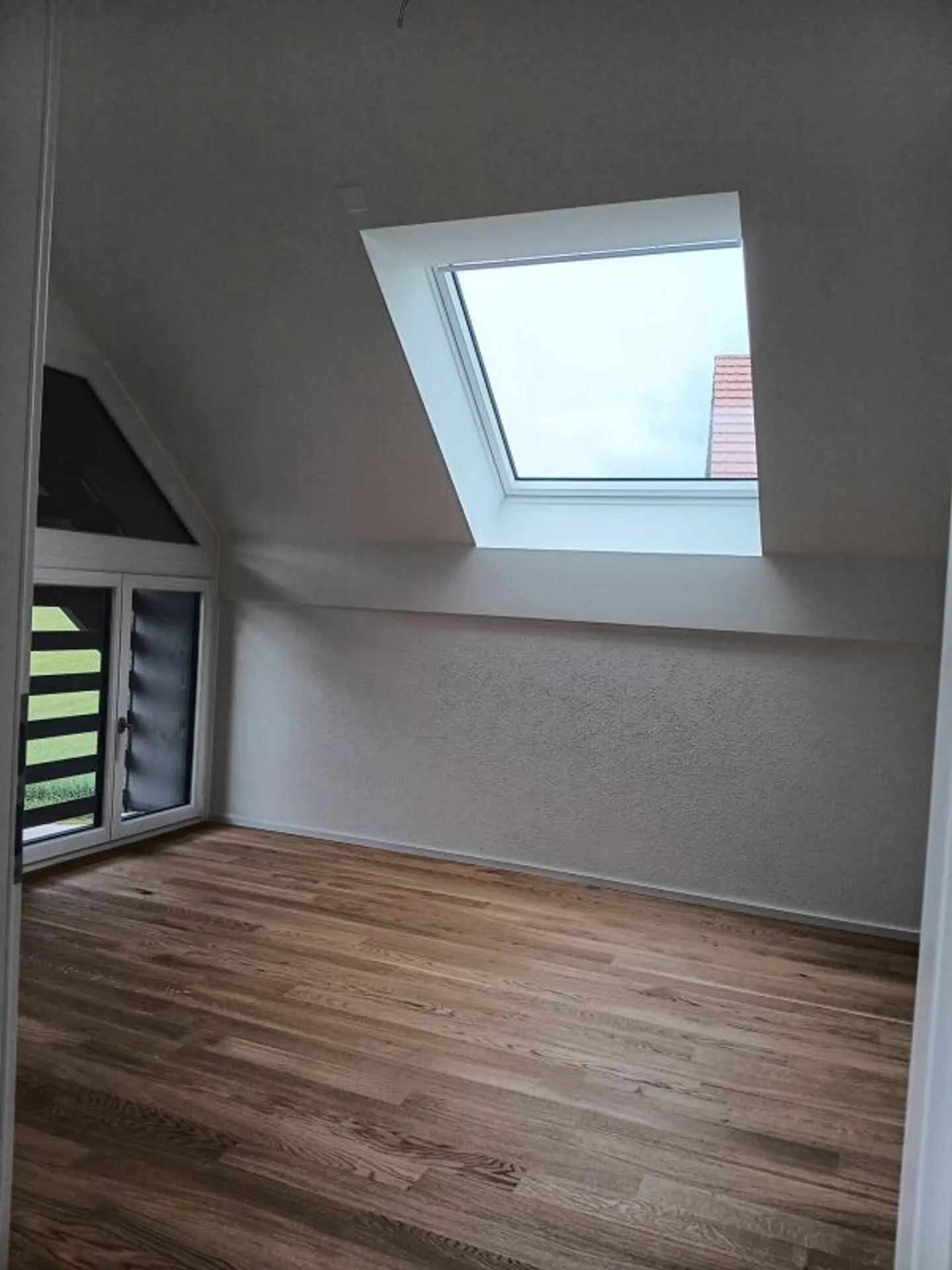 Living and working under one roof in a dreamlike 4.5-room attic apartment with gallery - Photo 6 of 11