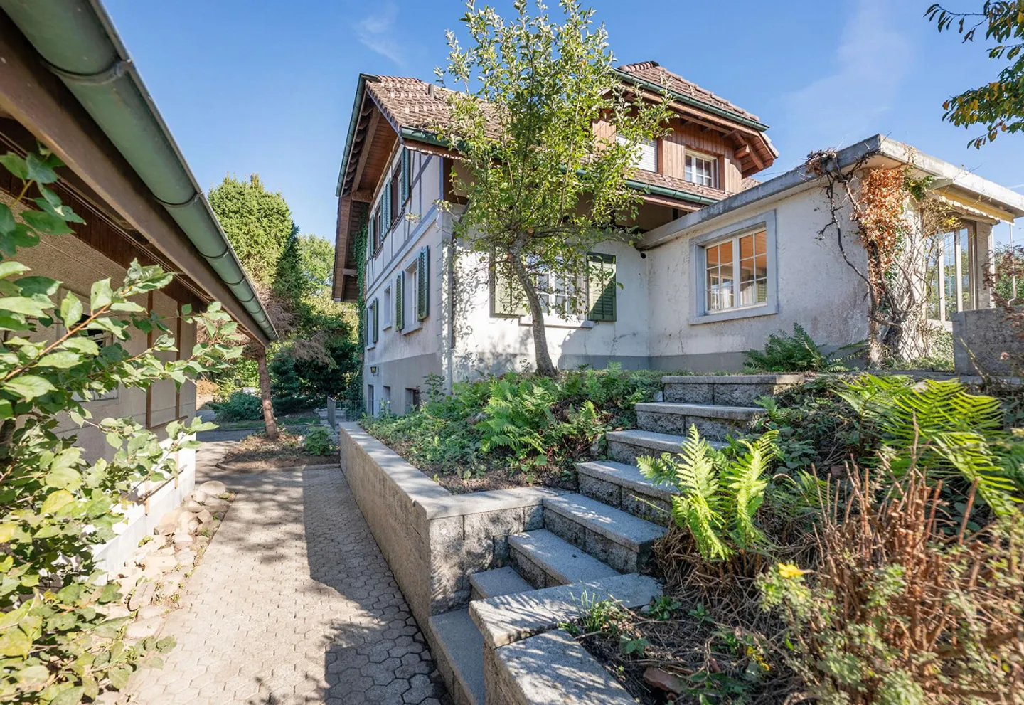 Spacious residential house with plenty of outdoor space in an idyllic location - Photo 3 of 19