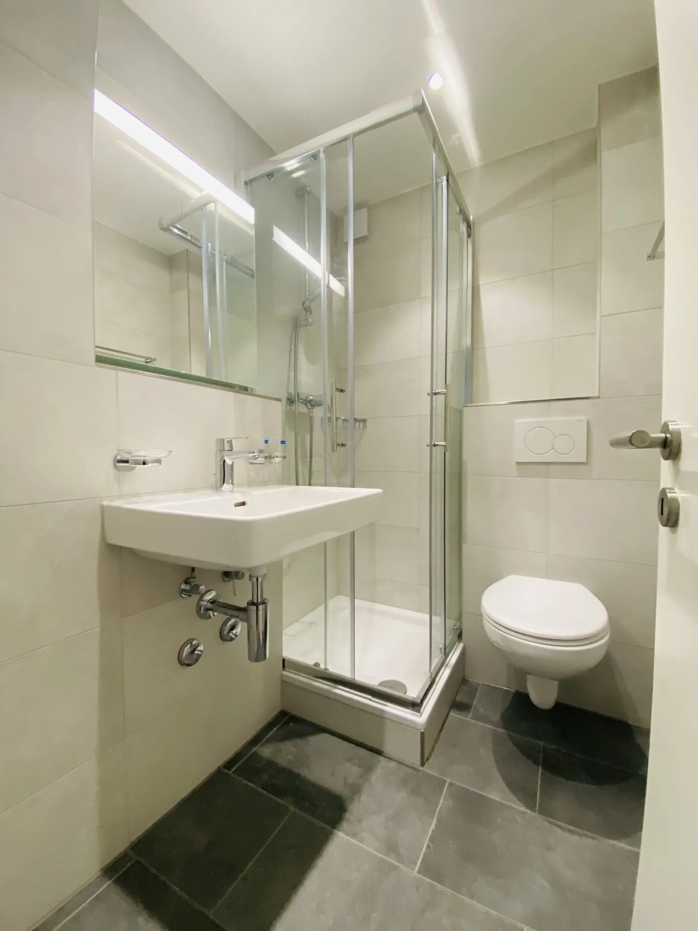 Second occupancy 2.5-room apartment with balcony and cellar (1001) - Photo 3 of 12