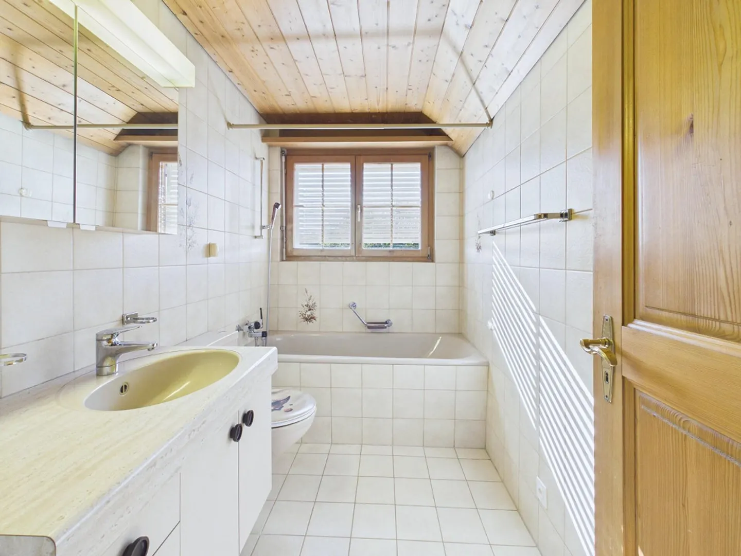 Spacious residential house with plenty of outdoor space in an idyllic location - Photo 17 of 19