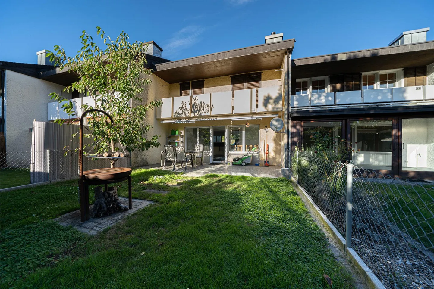 Well-maintained row family house - Photo 1 of 16