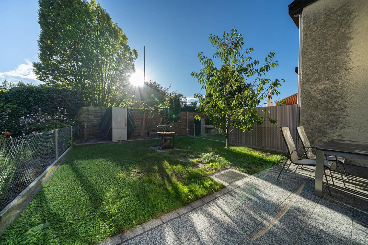 Well-maintained row family house - Photo 2 of 16