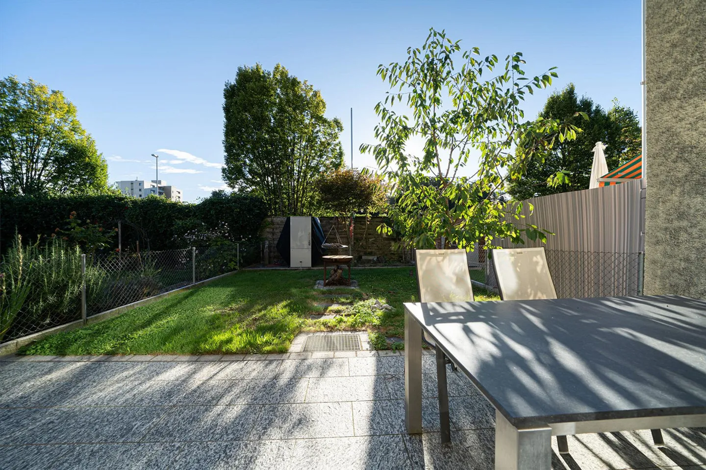 Well-maintained row family house - Photo 3 of 16
