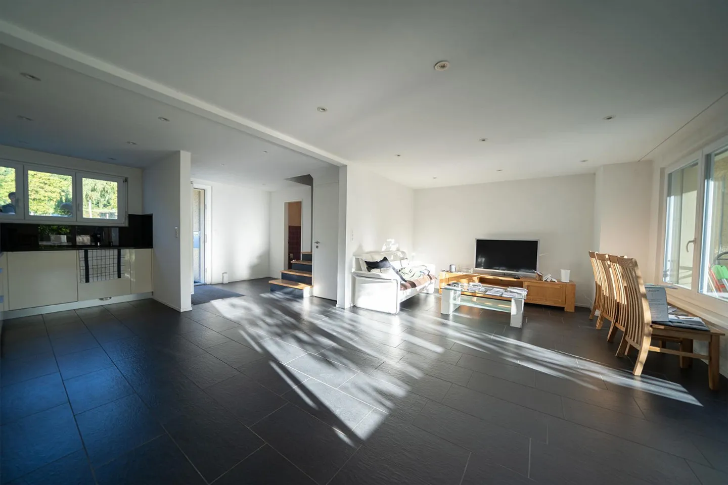 Well-maintained row family house - Photo 4 of 16