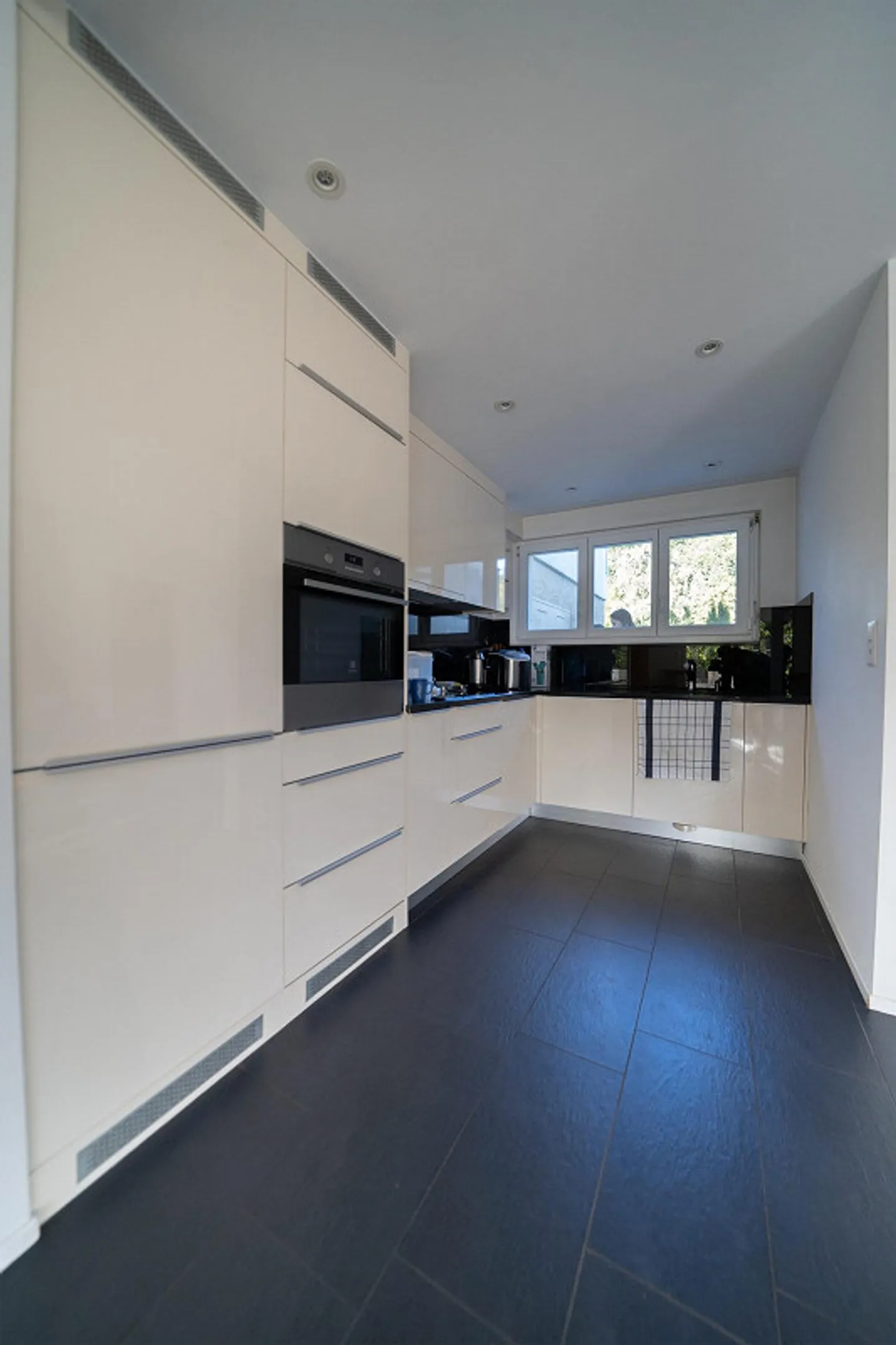 Well-maintained row family house - Photo 5 of 16