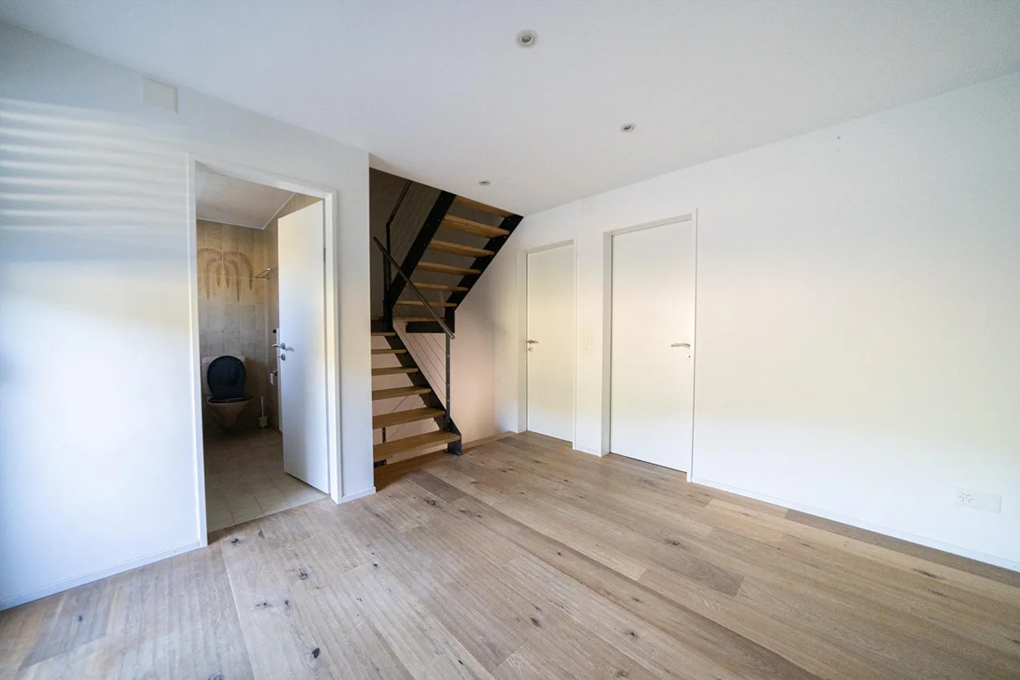 Well-maintained row family house - Photo 7 of 16