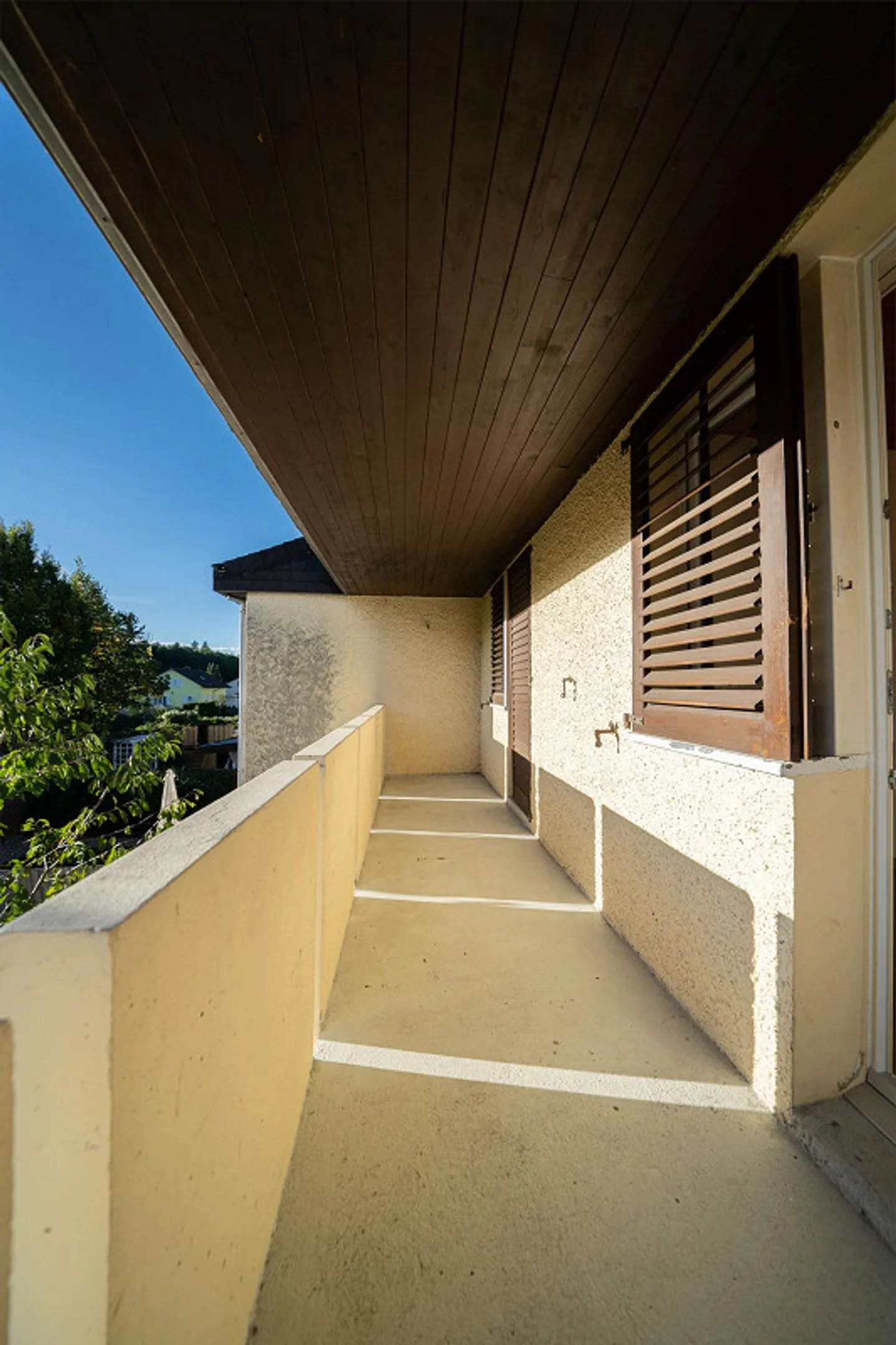 Well-maintained row family house - Photo 11 of 16