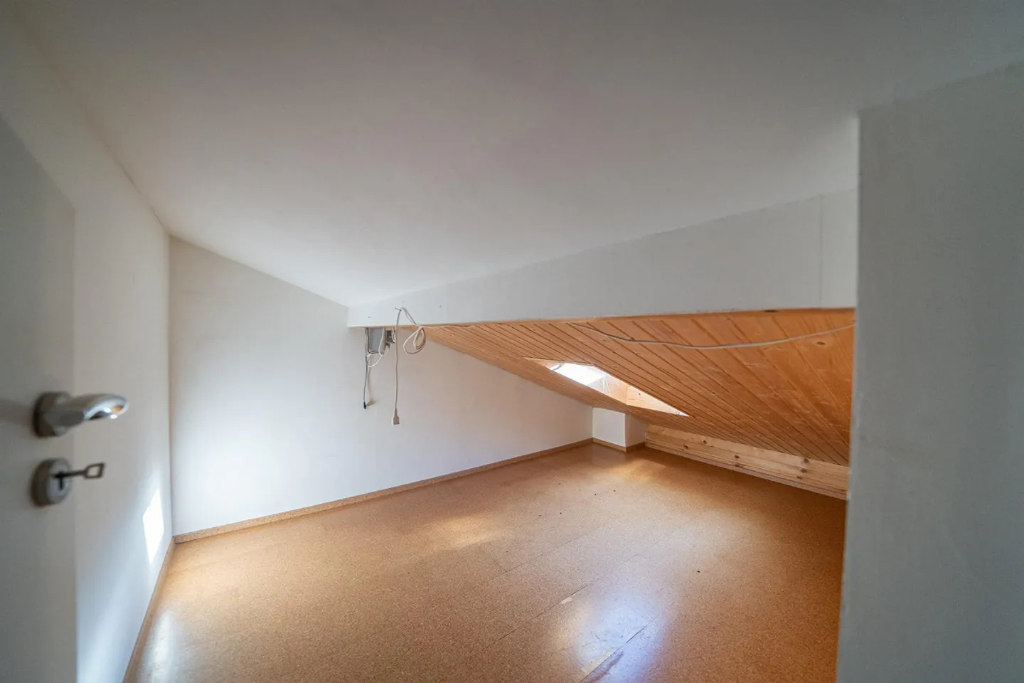 Well-maintained row family house - Photo 13 of 16