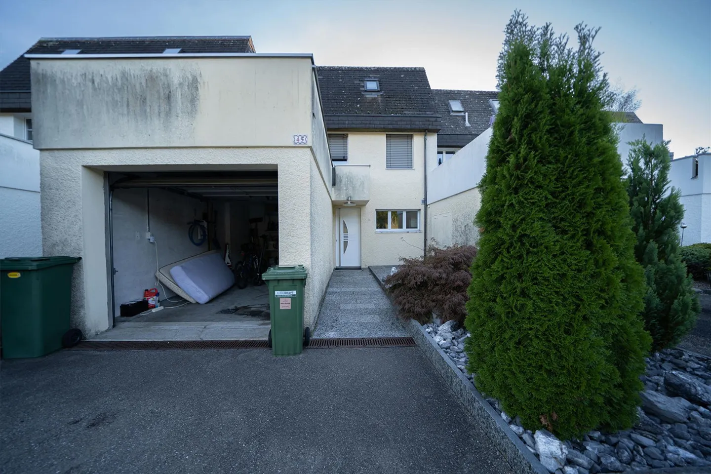 Well-maintained row family house - Photo 15 of 16