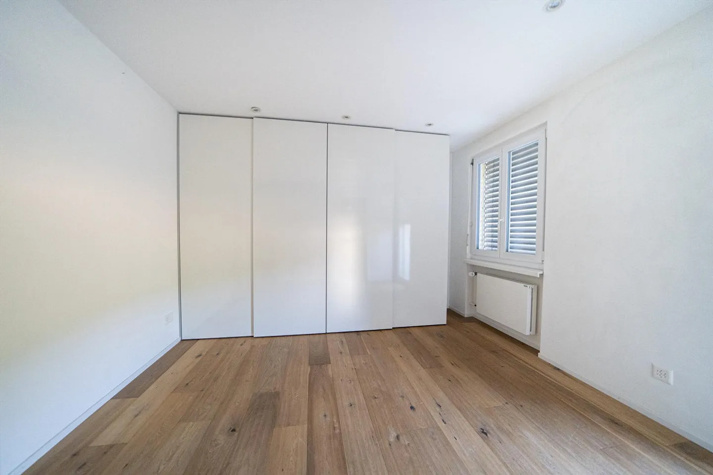 Well-maintained row family house - Photo 8 of 16