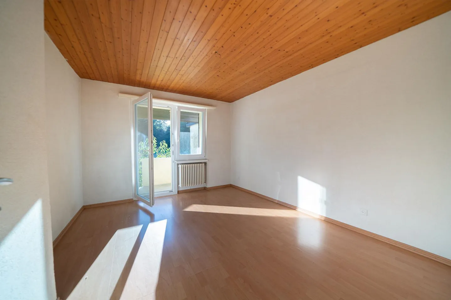Well-maintained row family house - Photo 9 of 16