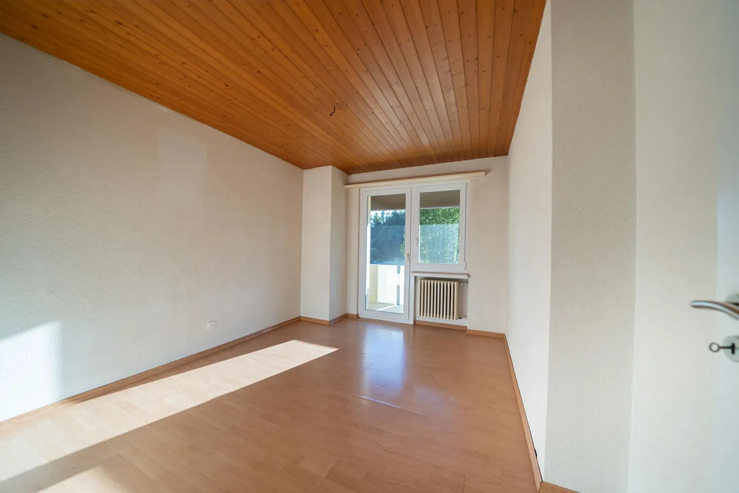 Well-maintained row family house - Photo 10 of 16