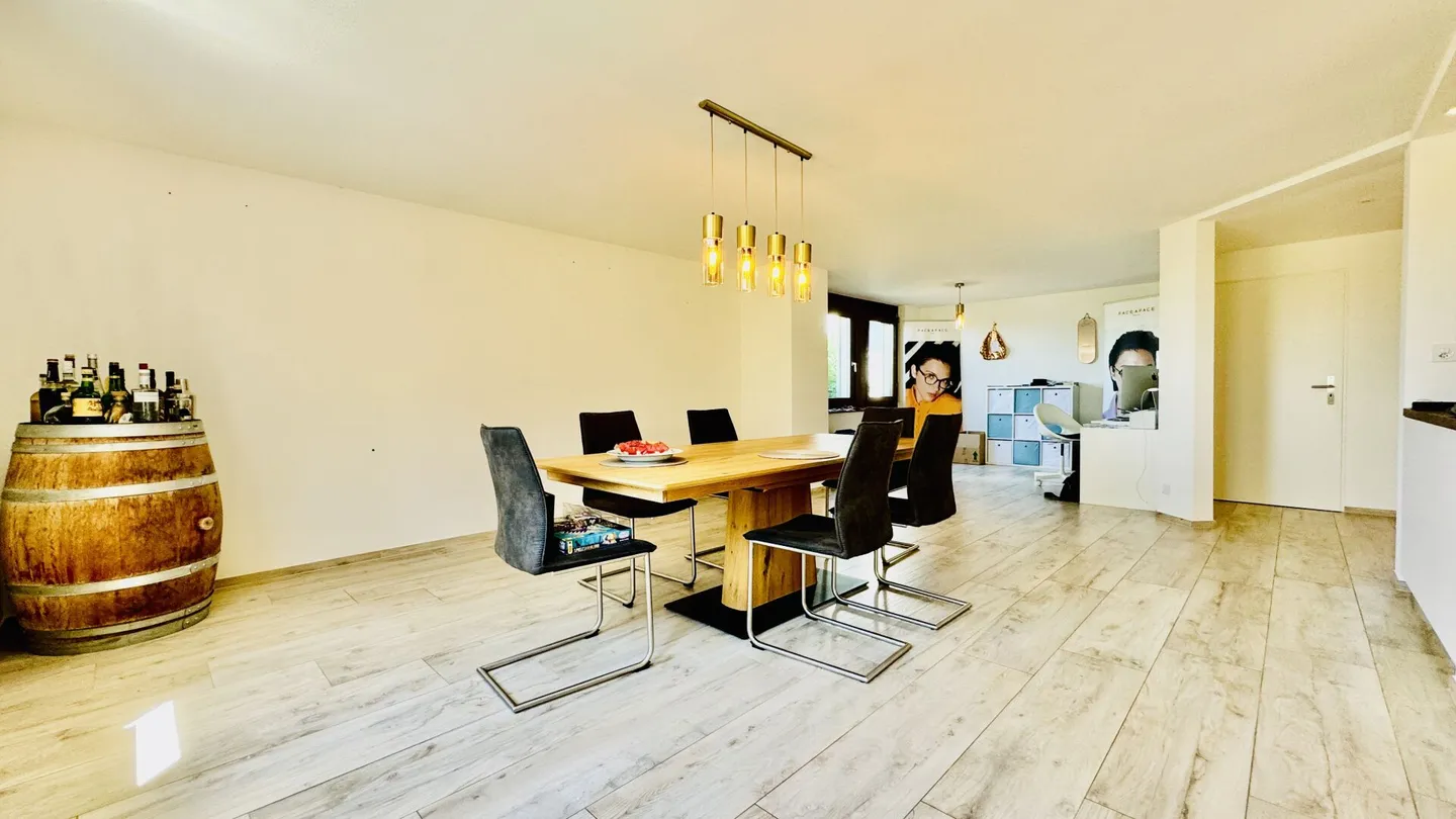 Gepflegtes 4.5-Zimmer EFH mit Garten, Sitzplatz, 2 Nasszellen, Garagenbox und Parkplatz - Foto 5 von 13