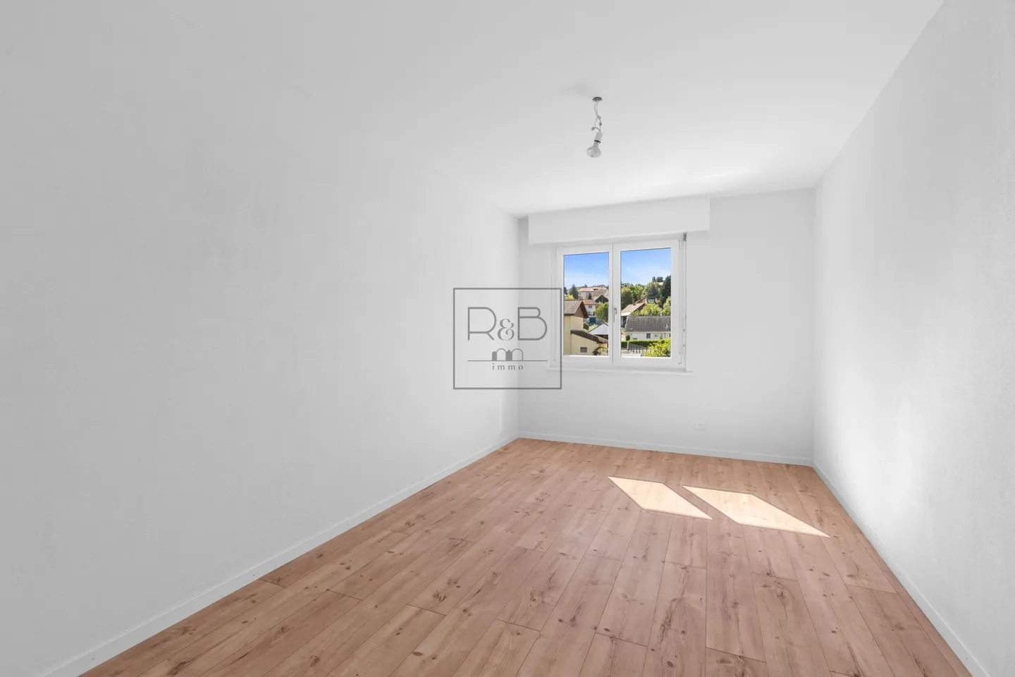 Charming 3.5 Room Apartment - Photo 5 of 10