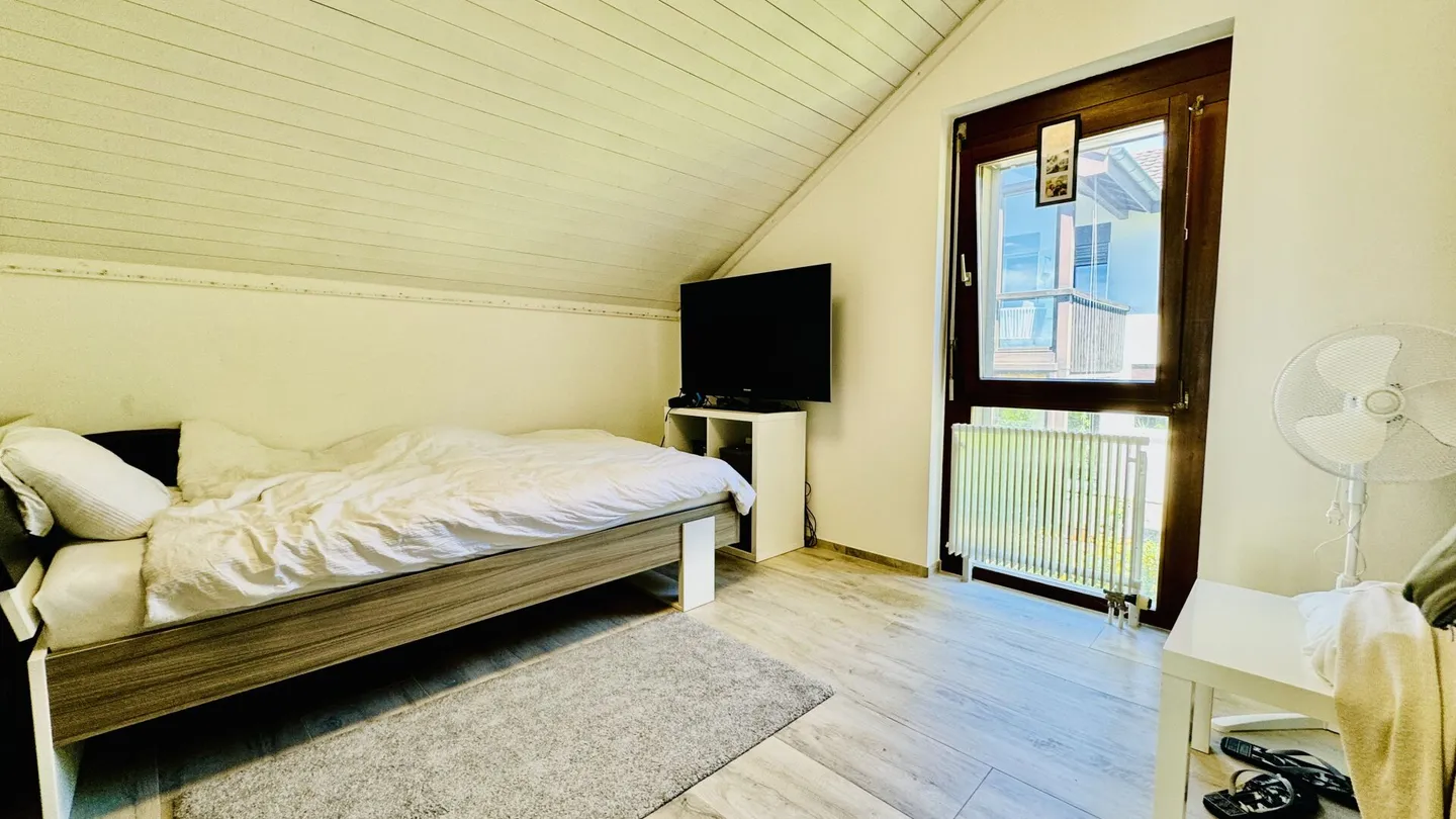 Gepflegtes 4.5-Zimmer EFH mit Garten, Sitzplatz, 2 Nasszellen, Garagenbox und Parkplatz - Foto 6 von 13
