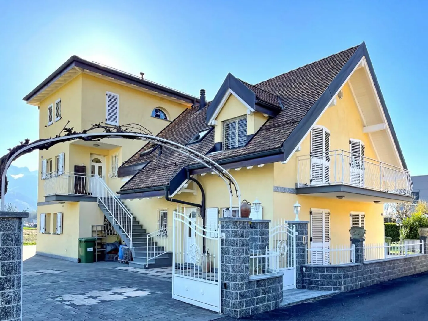 Stunning 4.5-room attached house with private garden and fireplace. - Photo 1 of 18