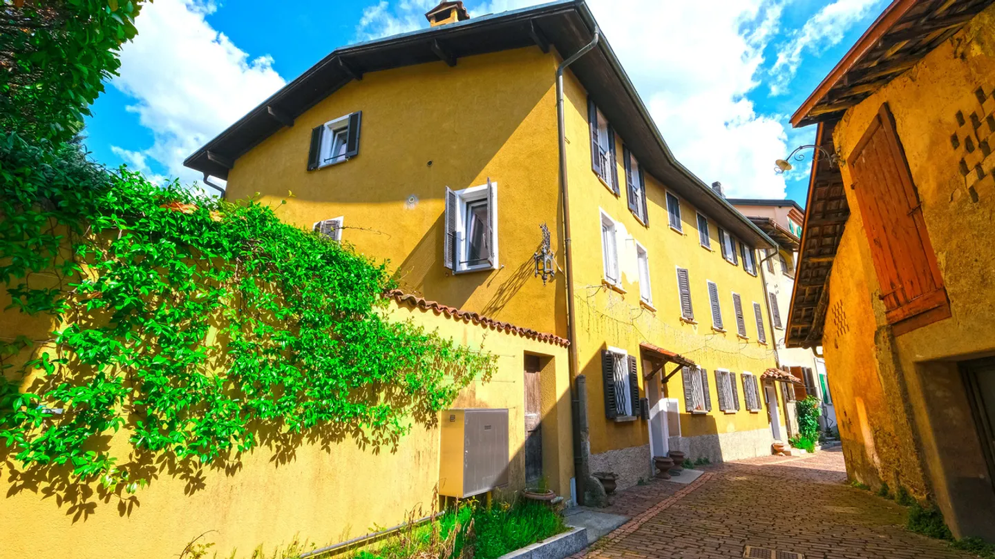 Magnificent apartment in historic house with outdoor courtyard - Photo 1 of 14