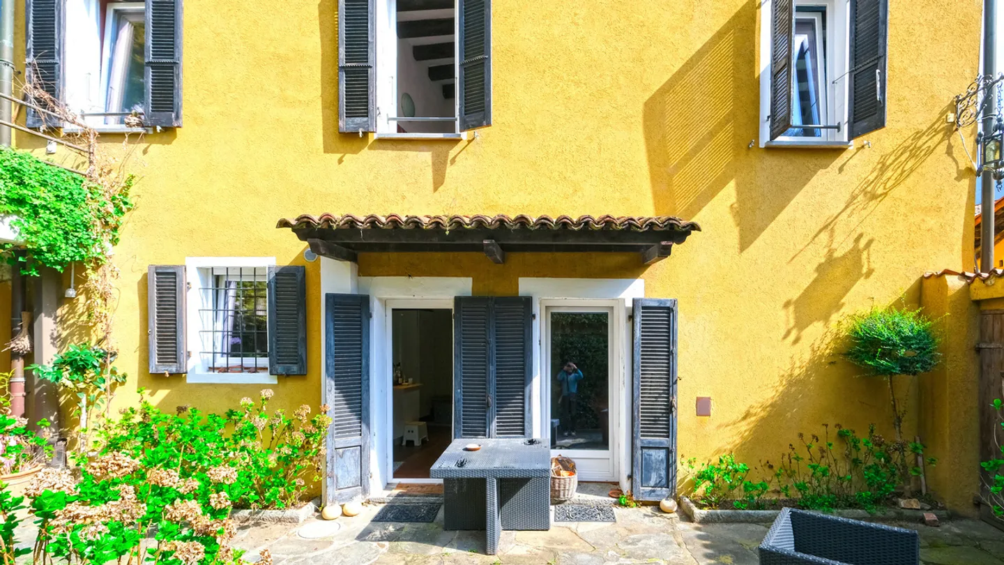 Magnificent apartment in historic house with outdoor courtyard - Photo 2 of 14