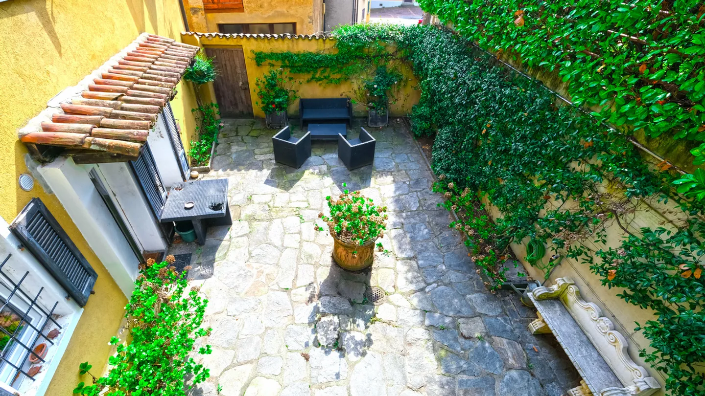 Magnificent apartment in historic house with outdoor courtyard - Photo 3 of 14