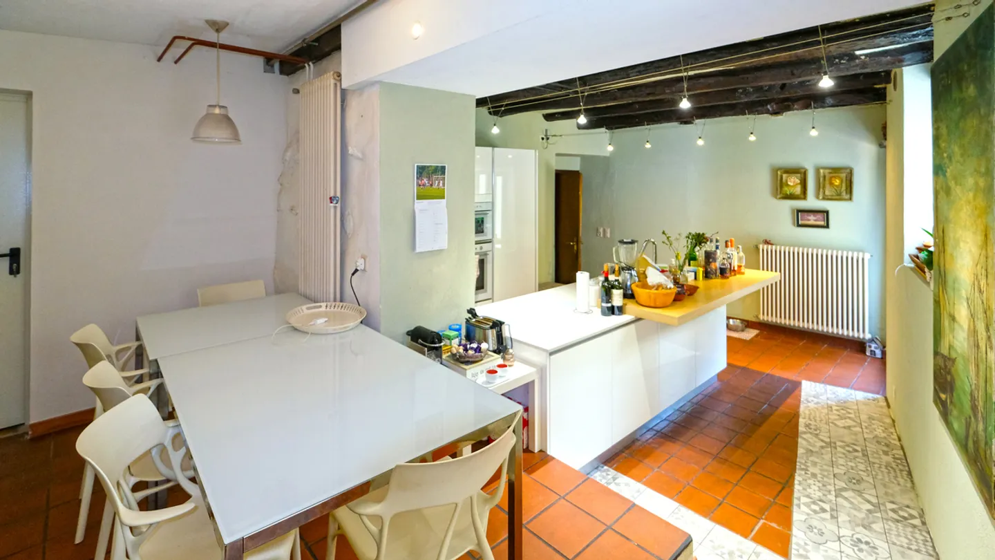 Magnificent apartment in historic house with outdoor courtyard - Photo 7 of 14