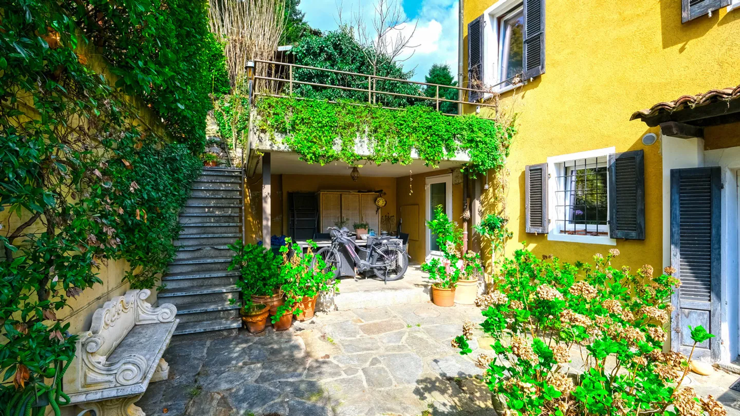 Magnificent apartment in historic house with outdoor courtyard - Photo 4 of 14