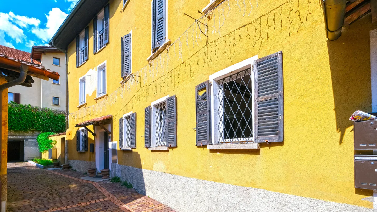 Magnificent apartment in historic house with outdoor courtyard - Photo 5 of 14