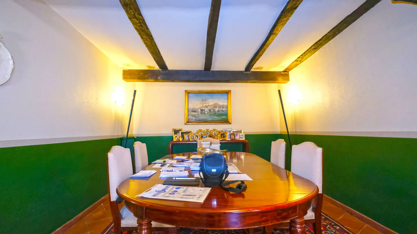 Magnificent apartment in historic house with outdoor courtyard - Photo 8 of 14