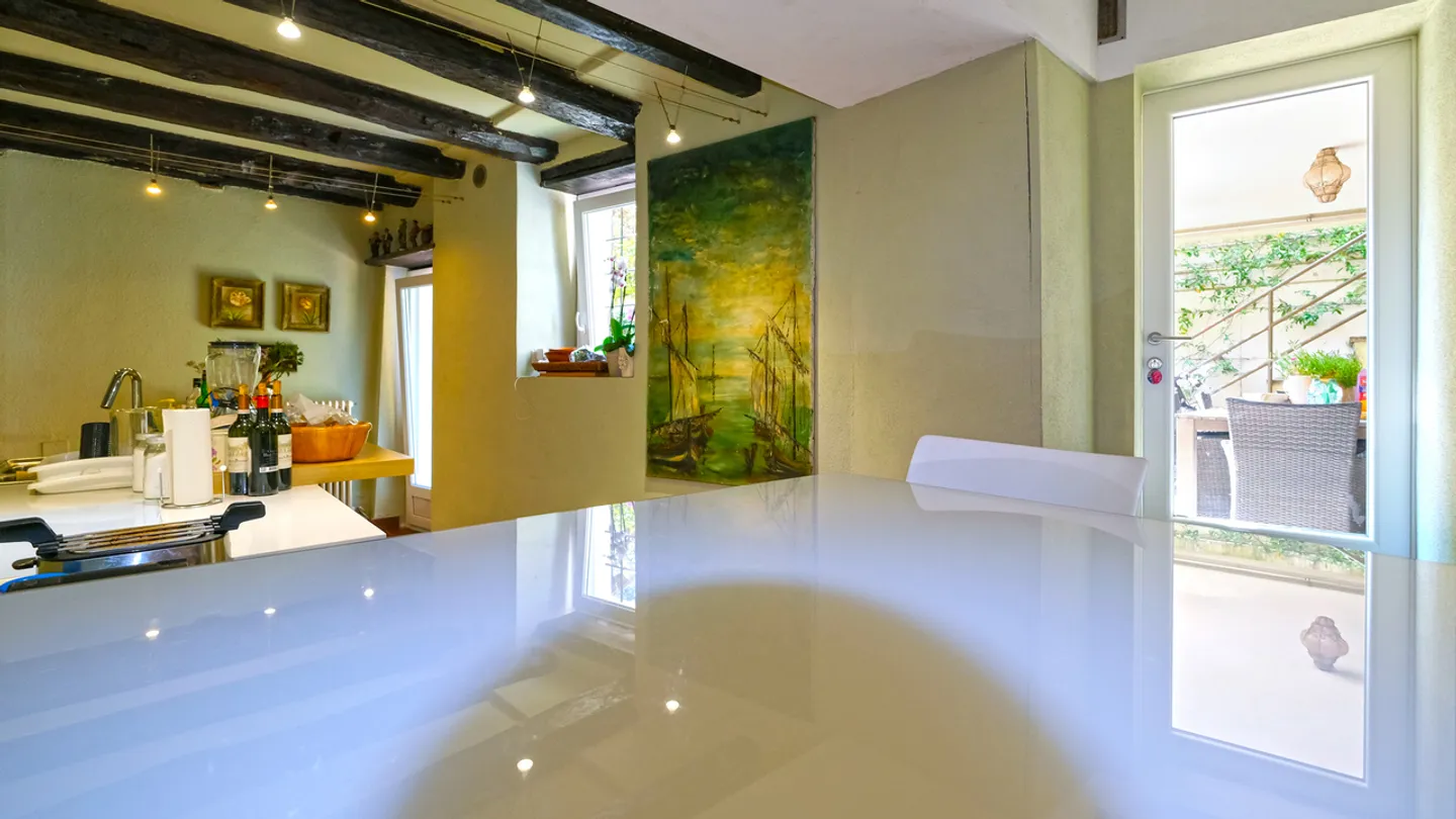 Magnificent apartment in historic house with outdoor courtyard - Photo 10 of 14