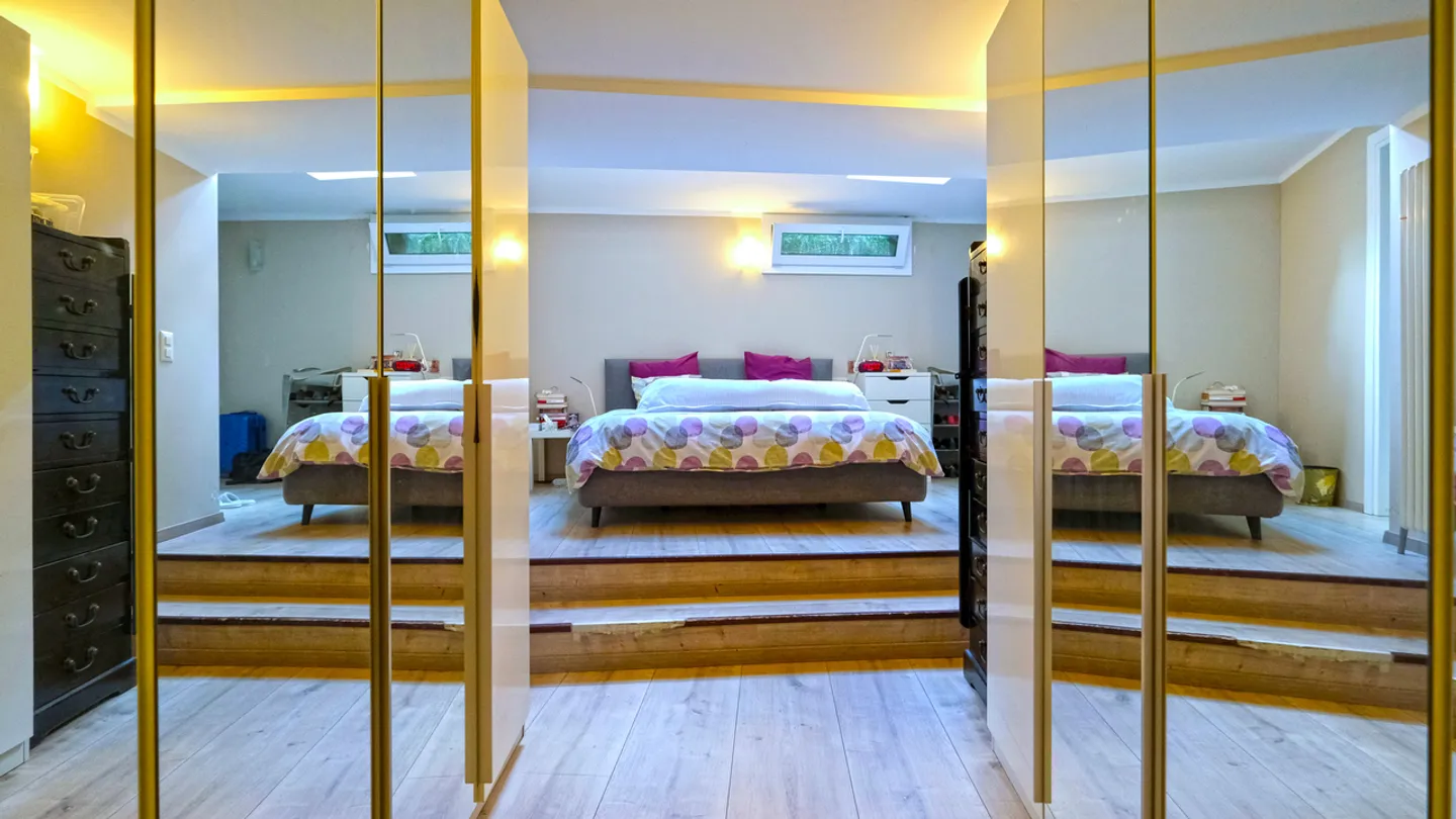 Magnificent apartment in historic house with outdoor courtyard - Photo 11 of 14