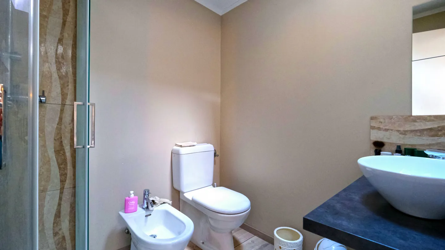 Magnificent apartment in historic house with outdoor courtyard - Photo 12 of 14