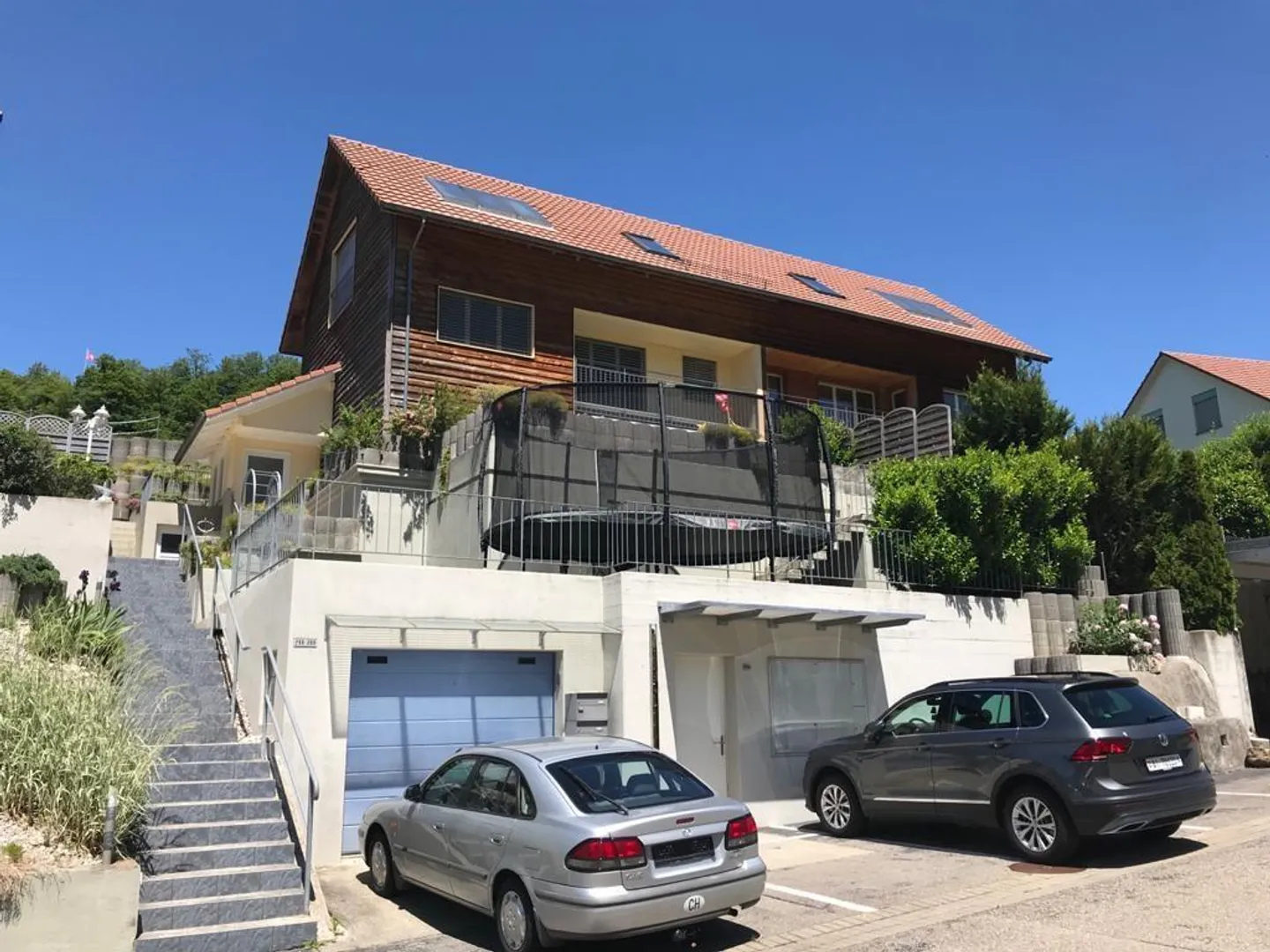 Casa unifamiliare sulla pendenza soleggiata - Foto 1 di 13
