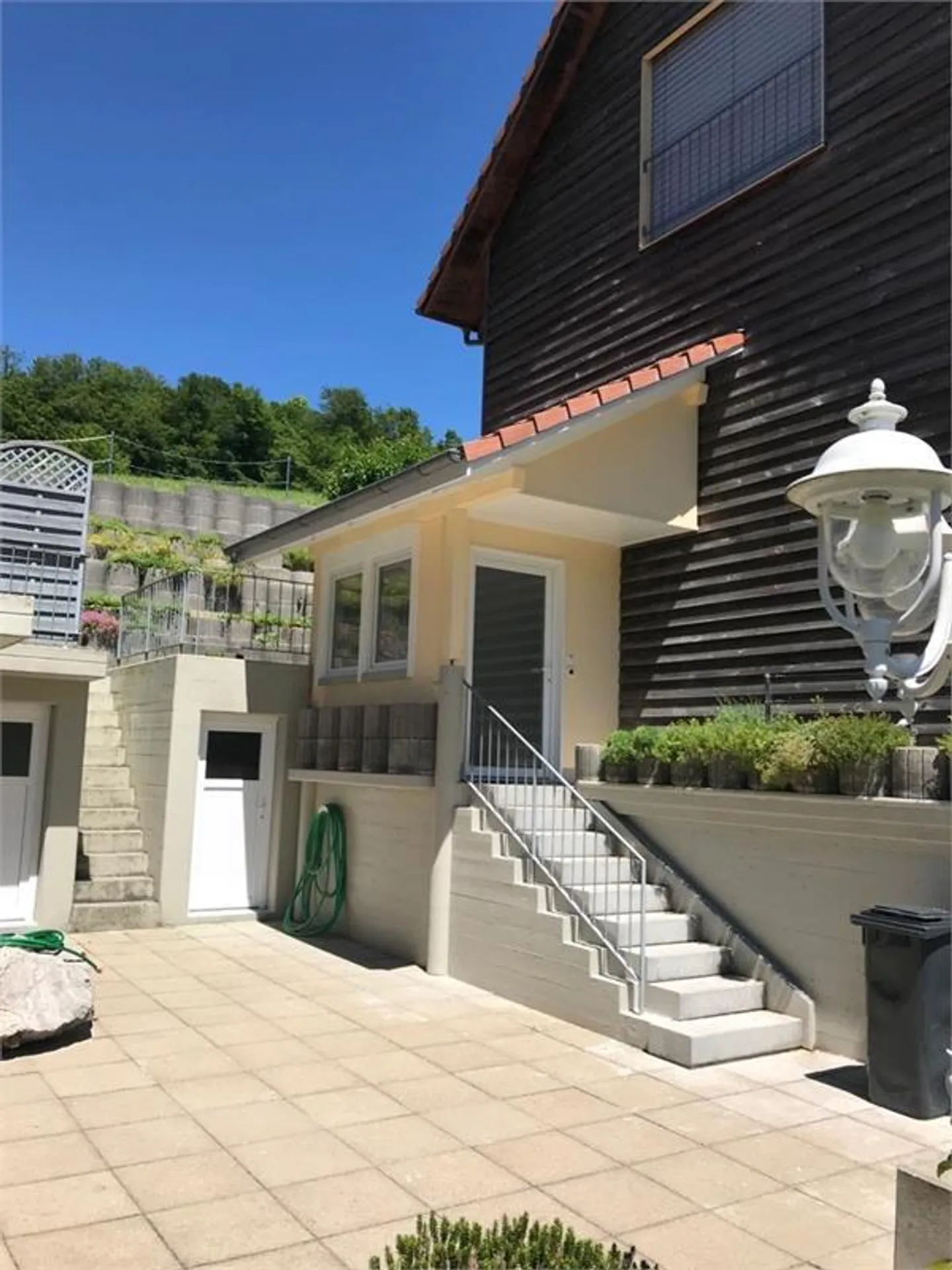 Casa unifamiliare sulla pendenza soleggiata - Foto 2 di 13