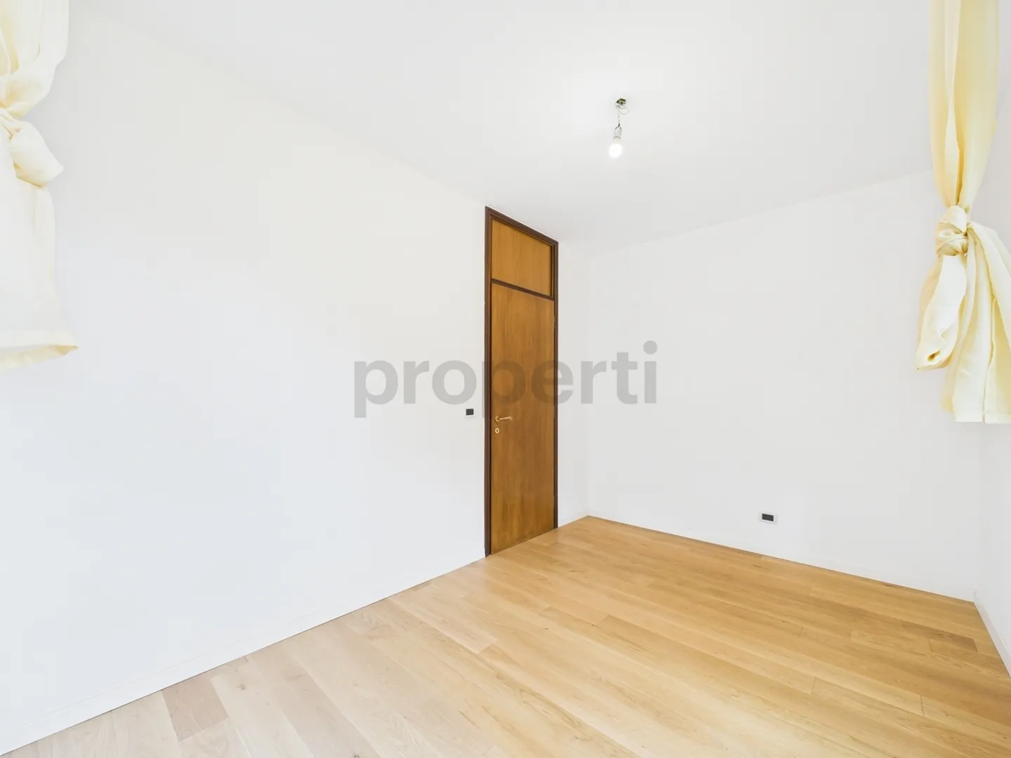 Appartamento ristrutturato con vista lago - Foto 5 di 13