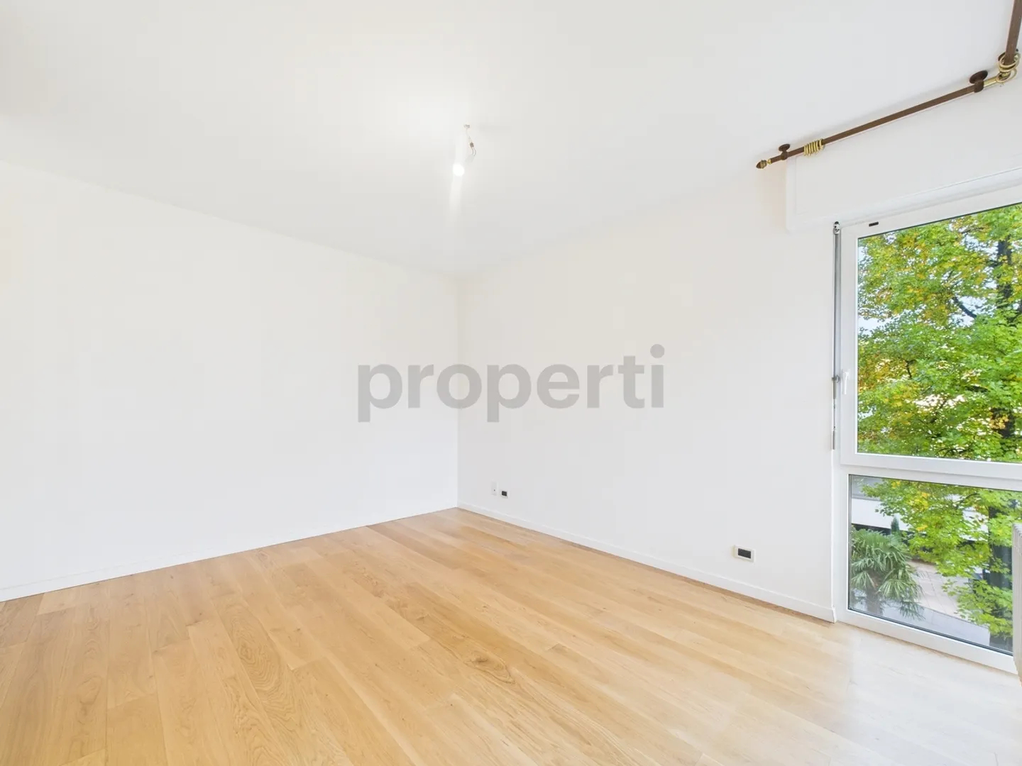Appartamento ristrutturato con vista lago - Foto 8 di 13