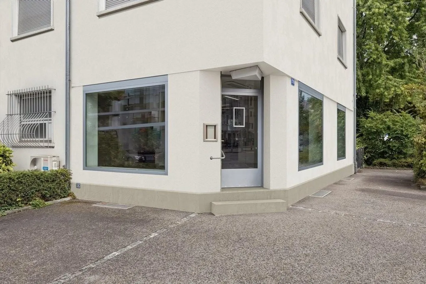 Belles locaux commerciaux/bureaux avec espace extérieur devant la propriété - Photo 2 sur 12