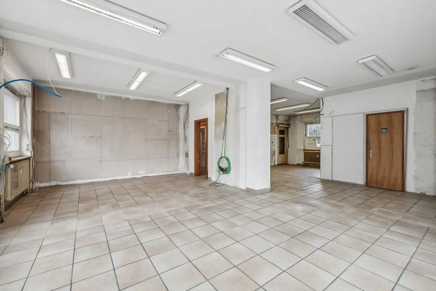 Belles locaux commerciaux/bureaux avec espace extérieur devant la propriété - Photo 3 sur 12