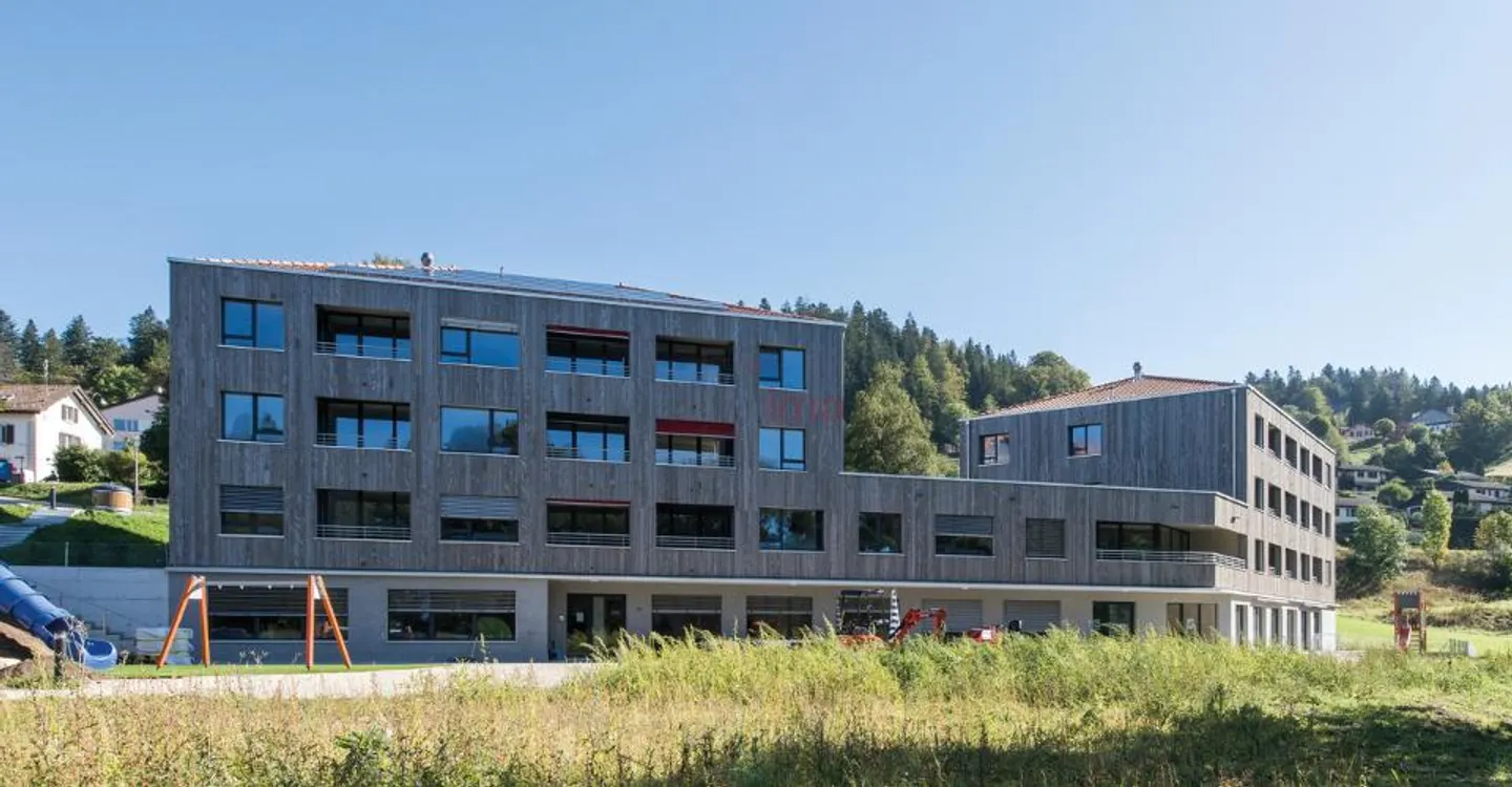 Modern Apartment with Scenic Views - Photo 3 of 12