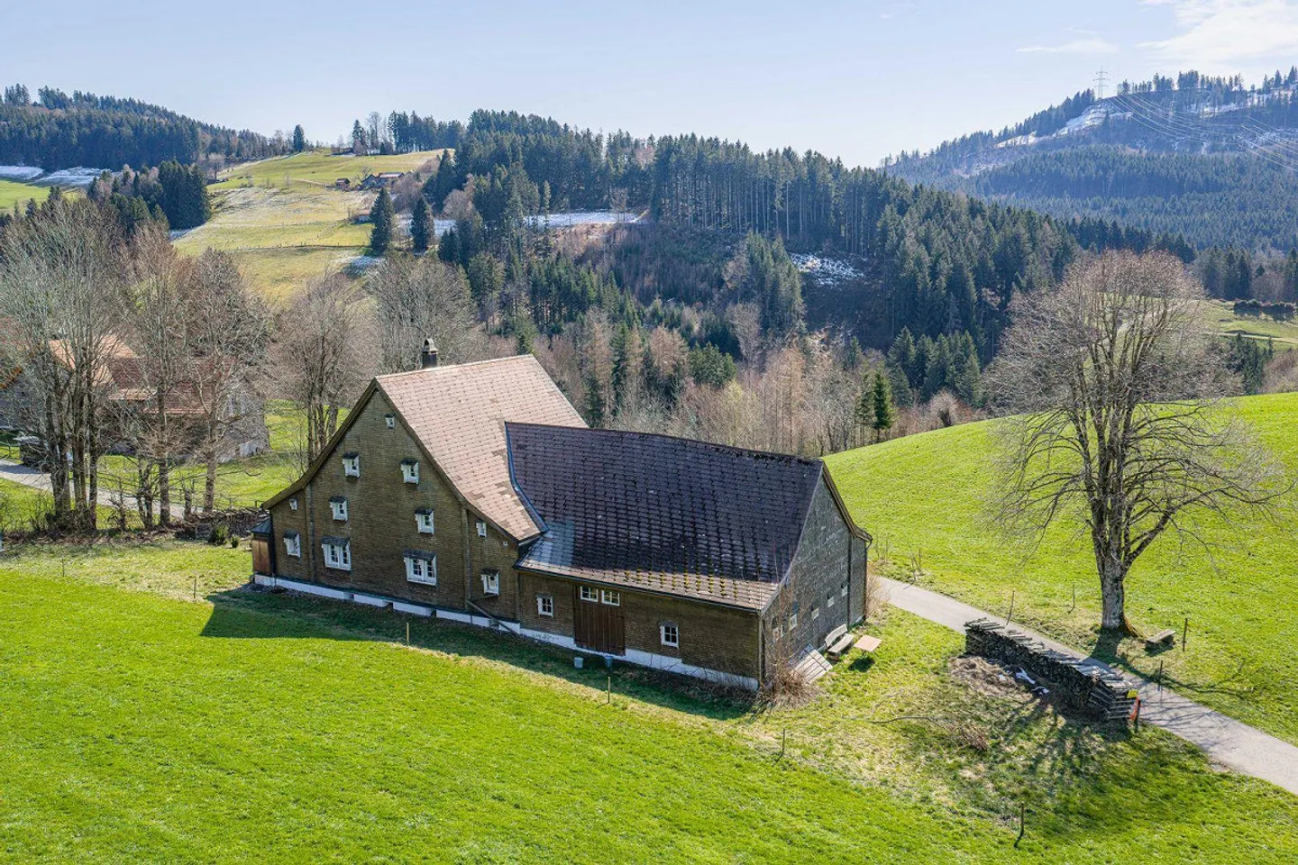 Historical Residential House with Barn and Forest - Photo 3 of 13