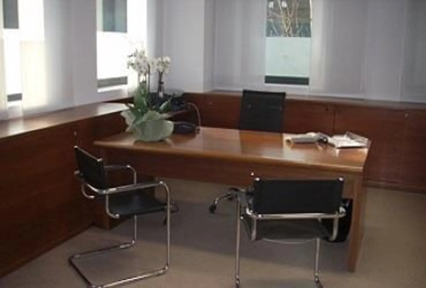 BUREAUX / LABORATOIRE DE 1 800 M² AVEC TERRAIN DE 2 800 M² - Photo 4 sur 6