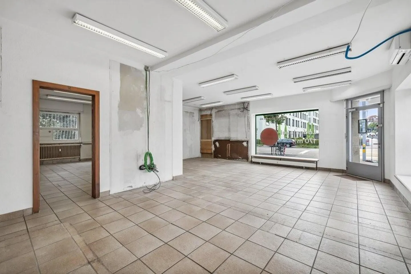 Belles locaux commerciaux/bureaux avec espace extérieur devant la propriété - Photo 5 sur 12