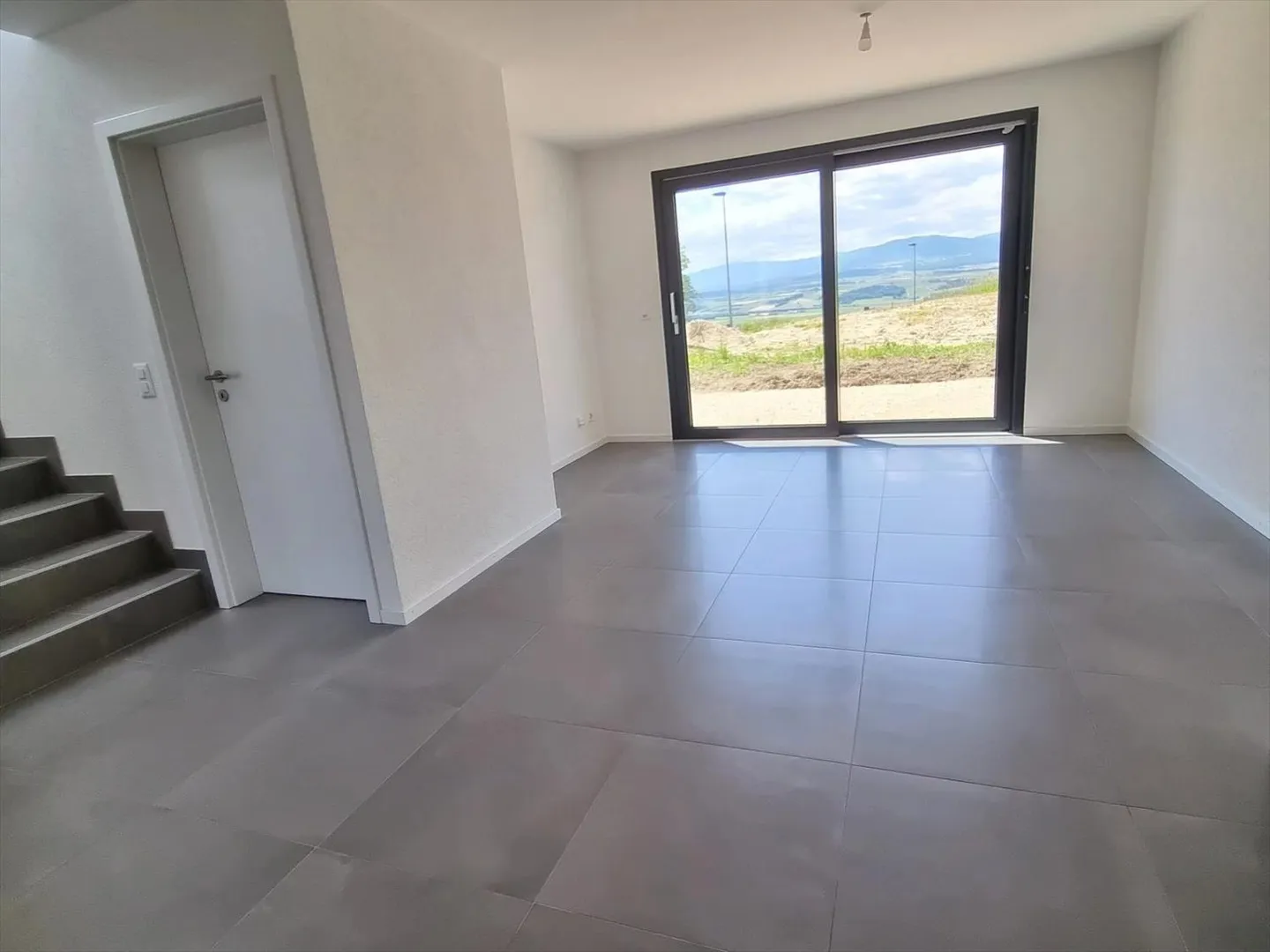 Costruzione recente, casa di 5.5 stanze su 3 livelli - Foto 2 di 11