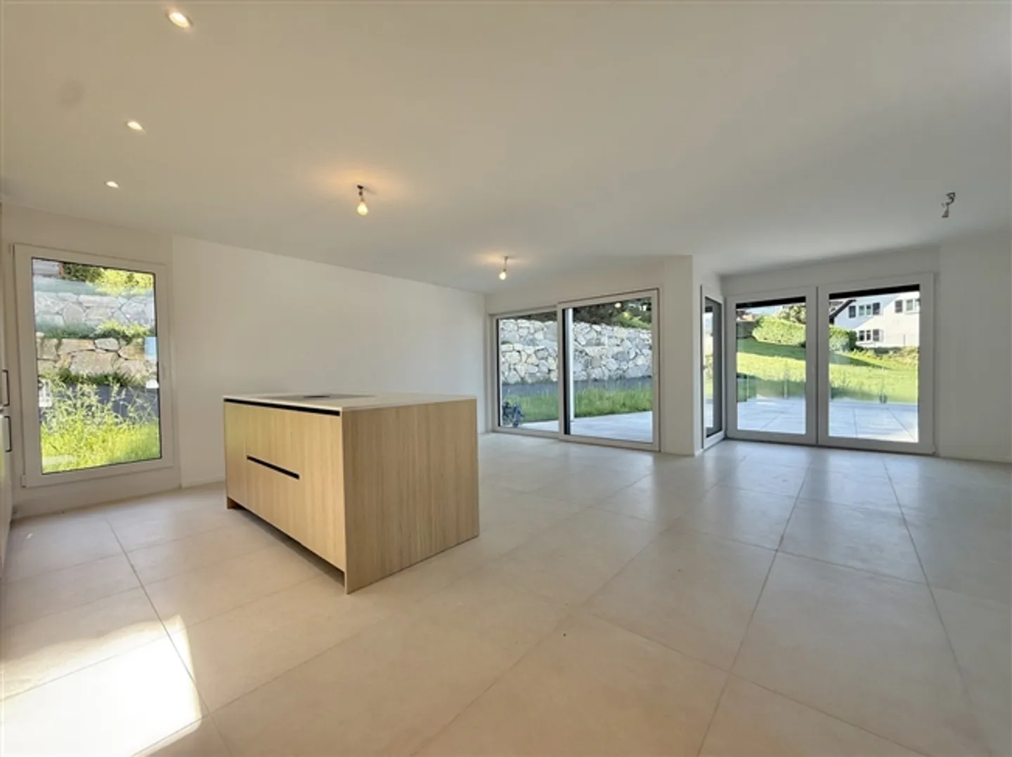 Neue und moderne Villa mit 2,5 unabhängigen Zimmern, grüne Umgebung - Foto 3 von 20